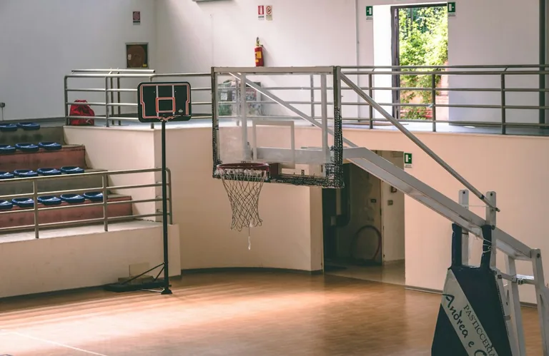 Košarkaški teren u sportskoj sali